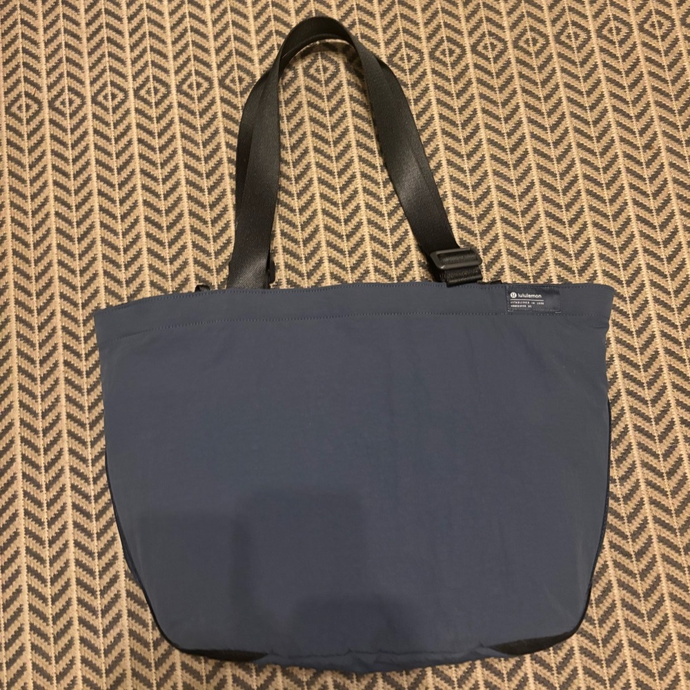 Lululemon Clean Lines Tote Bag 22L in denim blue